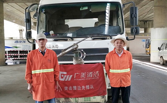 路遇车祸仗义相助 做好事不留名