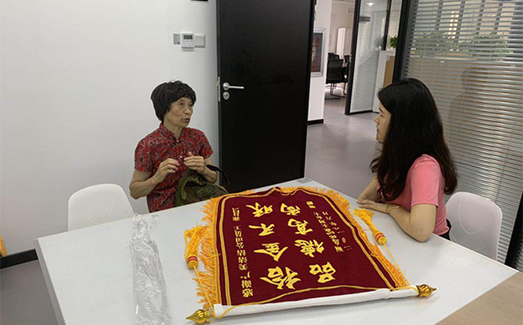 拾金不昧解燃眉，上门送旗表谢意