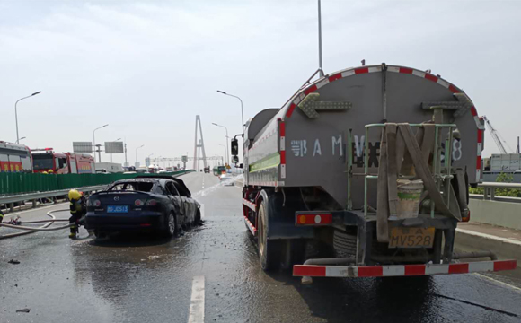 路遇轿车自燃，广美水车应急灭火